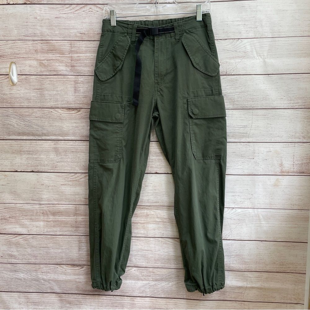 LEVIS CARGO PANTS IN OLIVE GREEN‎
